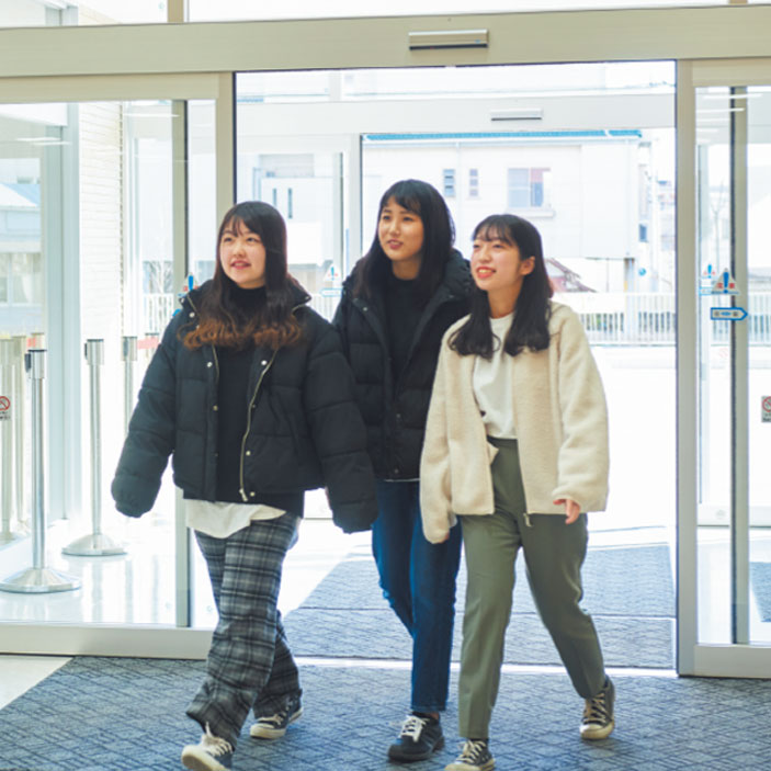 学校到着