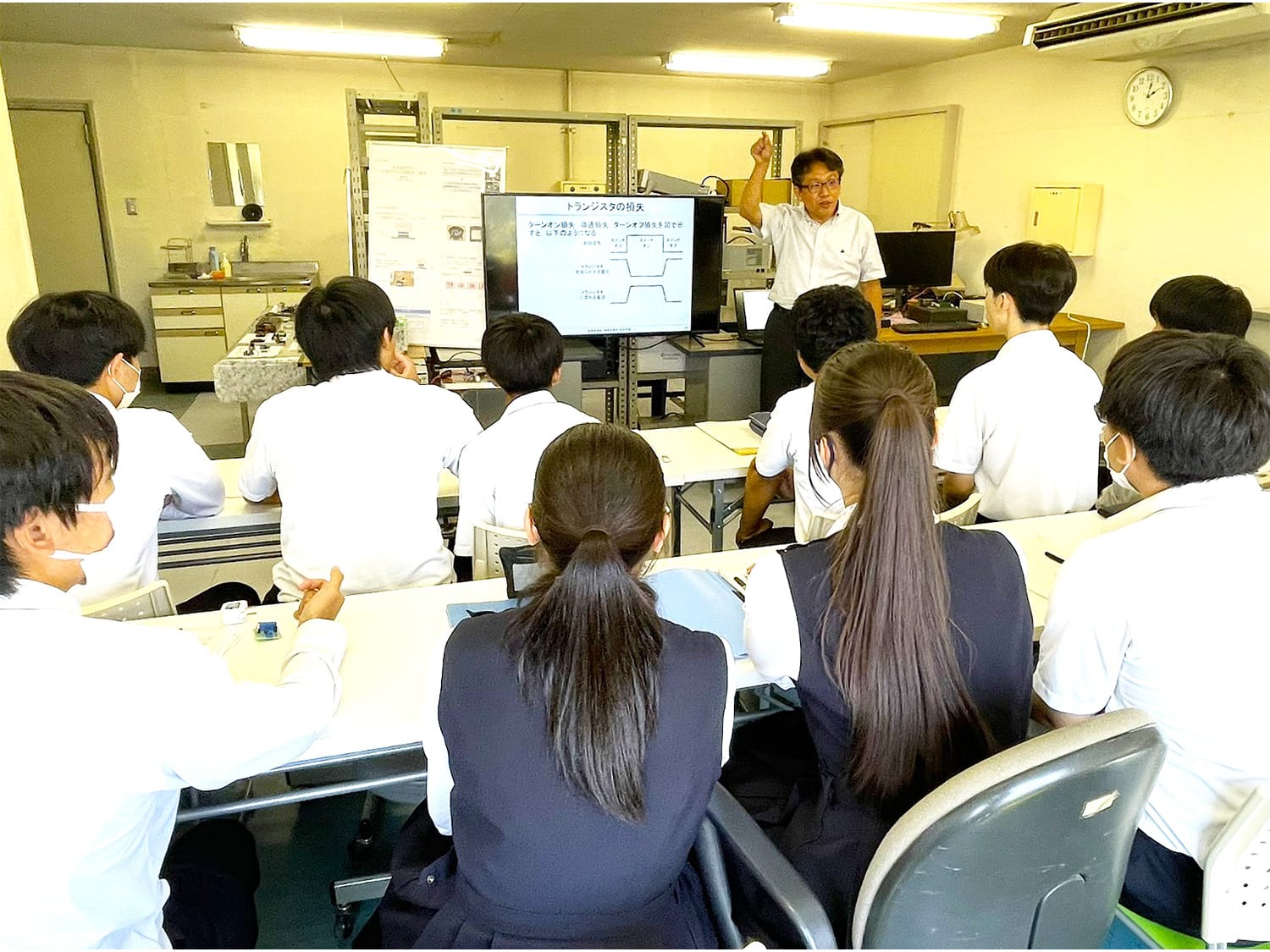 2024年9月6日（金）13:10から16:00、佐野東高校の2年生48名が来学し、4つのゼミに分かれて「研究室訪問」を実施しました。