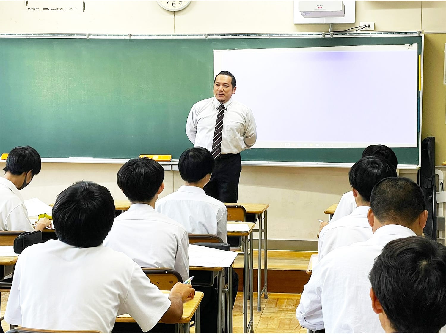 2024年9月27日（金）、茂木高校の課題研究発表会に、システム情報分野の塚越崇准教授と看護学部の荻原弘幸講師が参加しました。