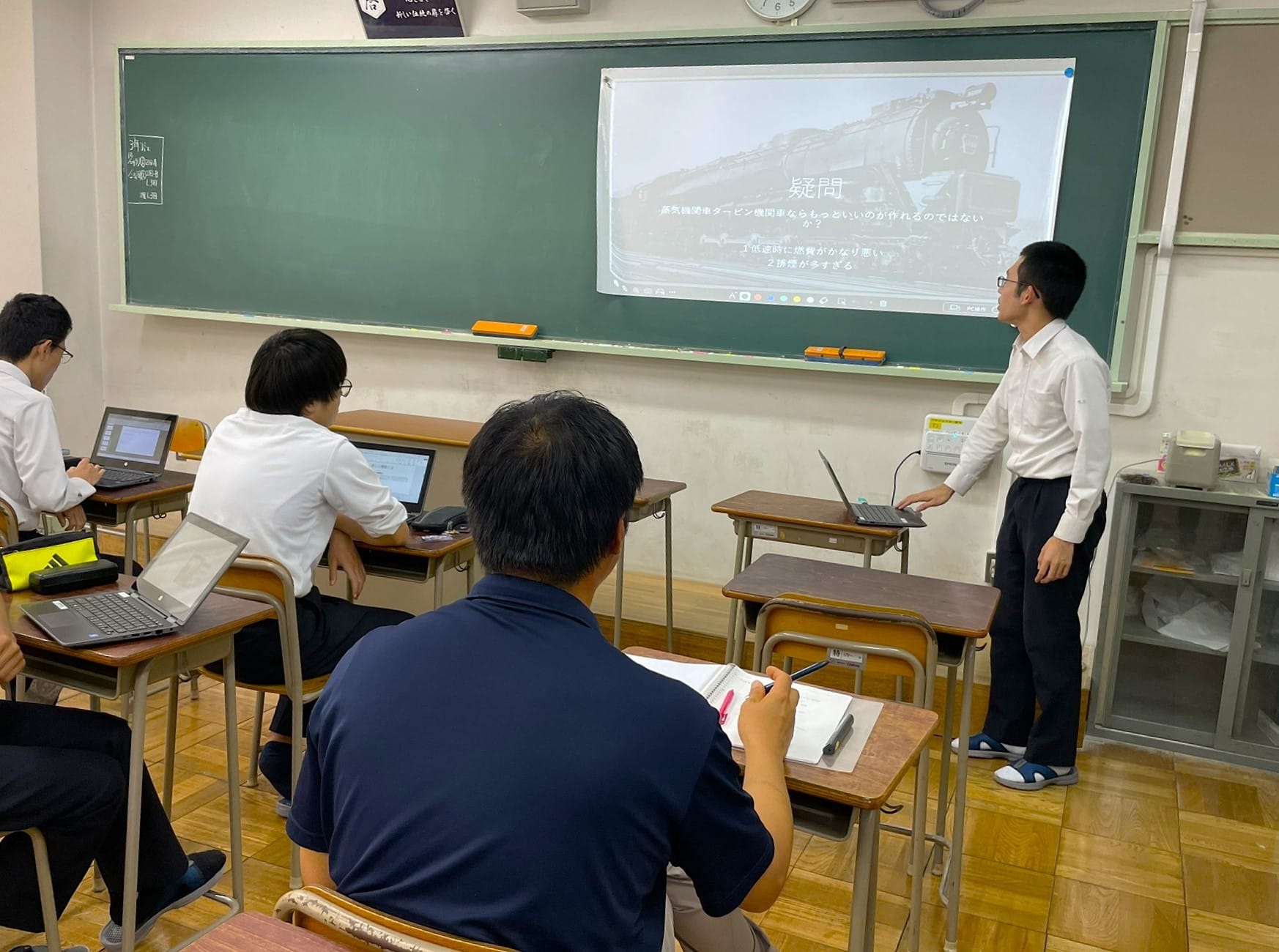 2024年10月25日（金）、佐野東高校で、電気電子分野の西剛伺教授と機械分野の野田佳雅講師による探究学習の指導助言を行いました。