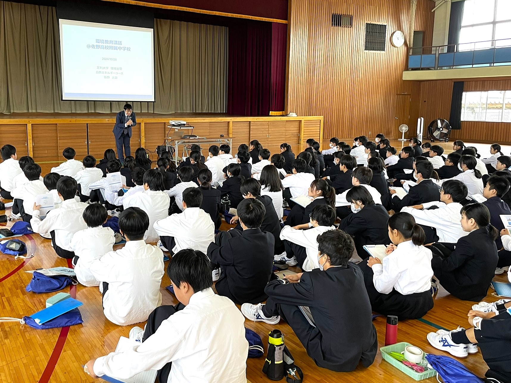 機械分野自然エネルギーコースの飯野光政准教授によって、佐野高校附属中学校で「環境教育講話」が行われました。