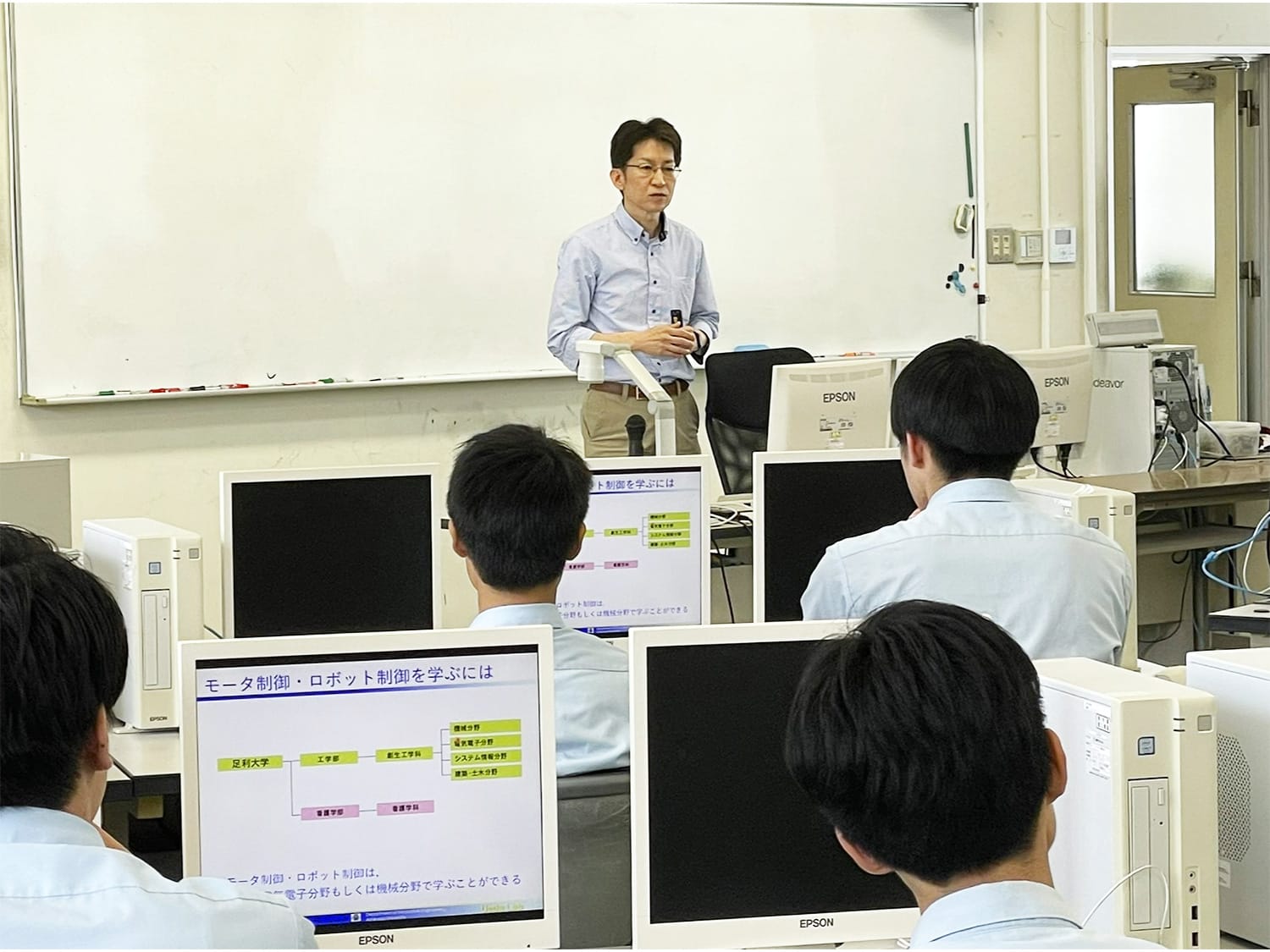2025年7月8日（火）、宇都宮白楊高校の情報技術科3年生を対象に、電気電子分野の上田伸治准教授による「モータの位置制御とその応用」と題する模擬授業を行いました。