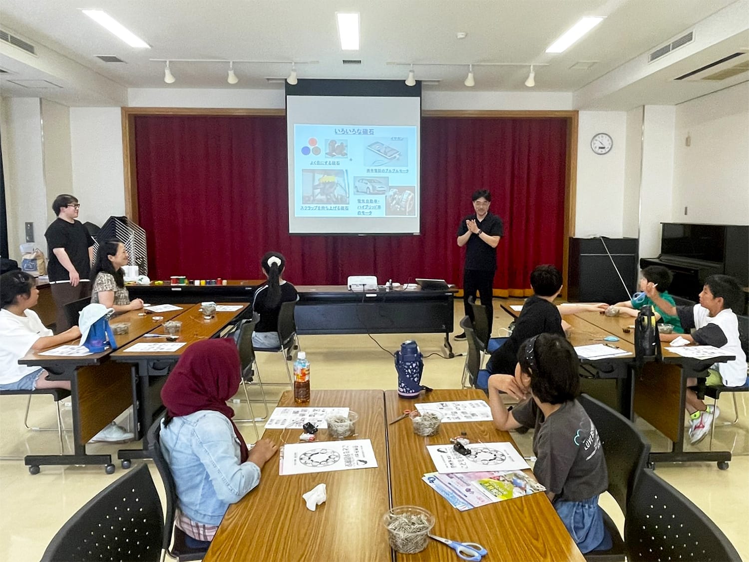 2025年8月6日（水）、足利市山前公民館で、電気電子分野の横山和哉教授による、「サイエンスショー」が開催されました。