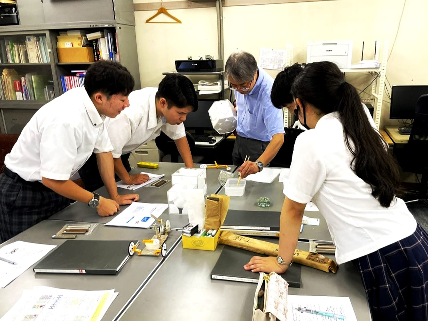 夏休み中に、高校生の課題研究班（作新学院高校、足利高校、佐野高校）による研究室訪問が行われました。