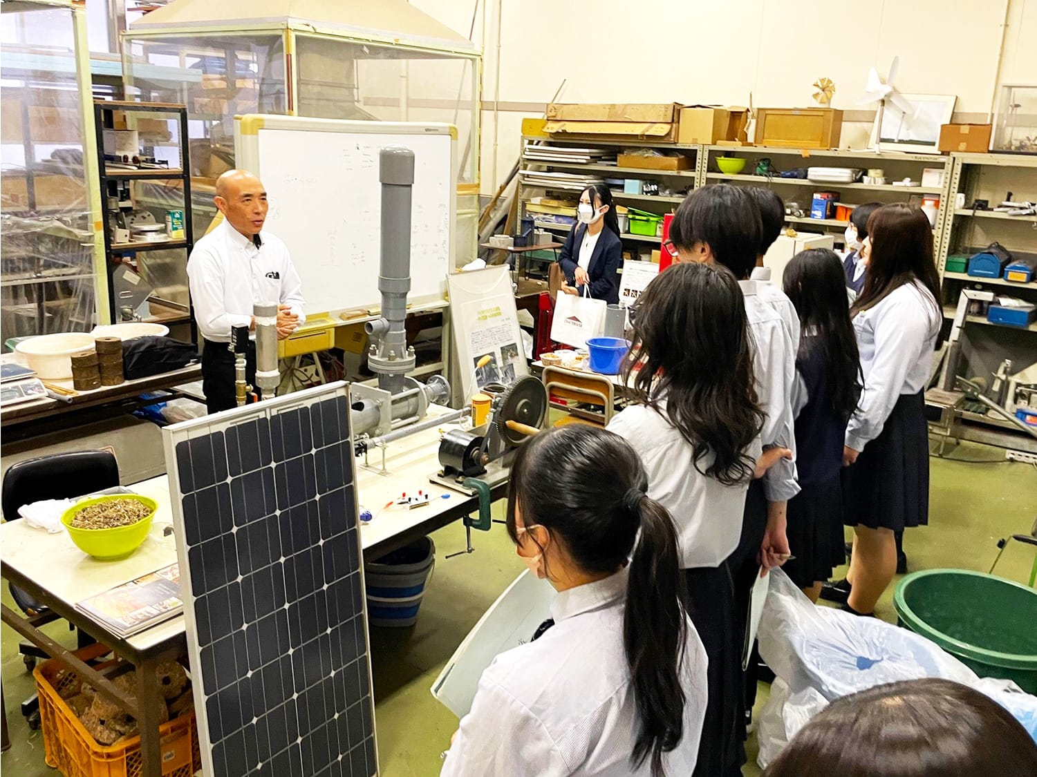 2025年9月24日（水）、栃木県立鹿沼南高校の3年生9名が、本学機械分野の出井努准教授の研究室を訪問しました。