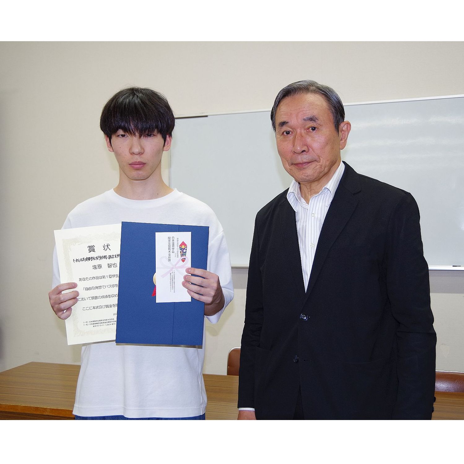 設計コンペ「観光地に建つバス停留所」で本学学生が入賞しました