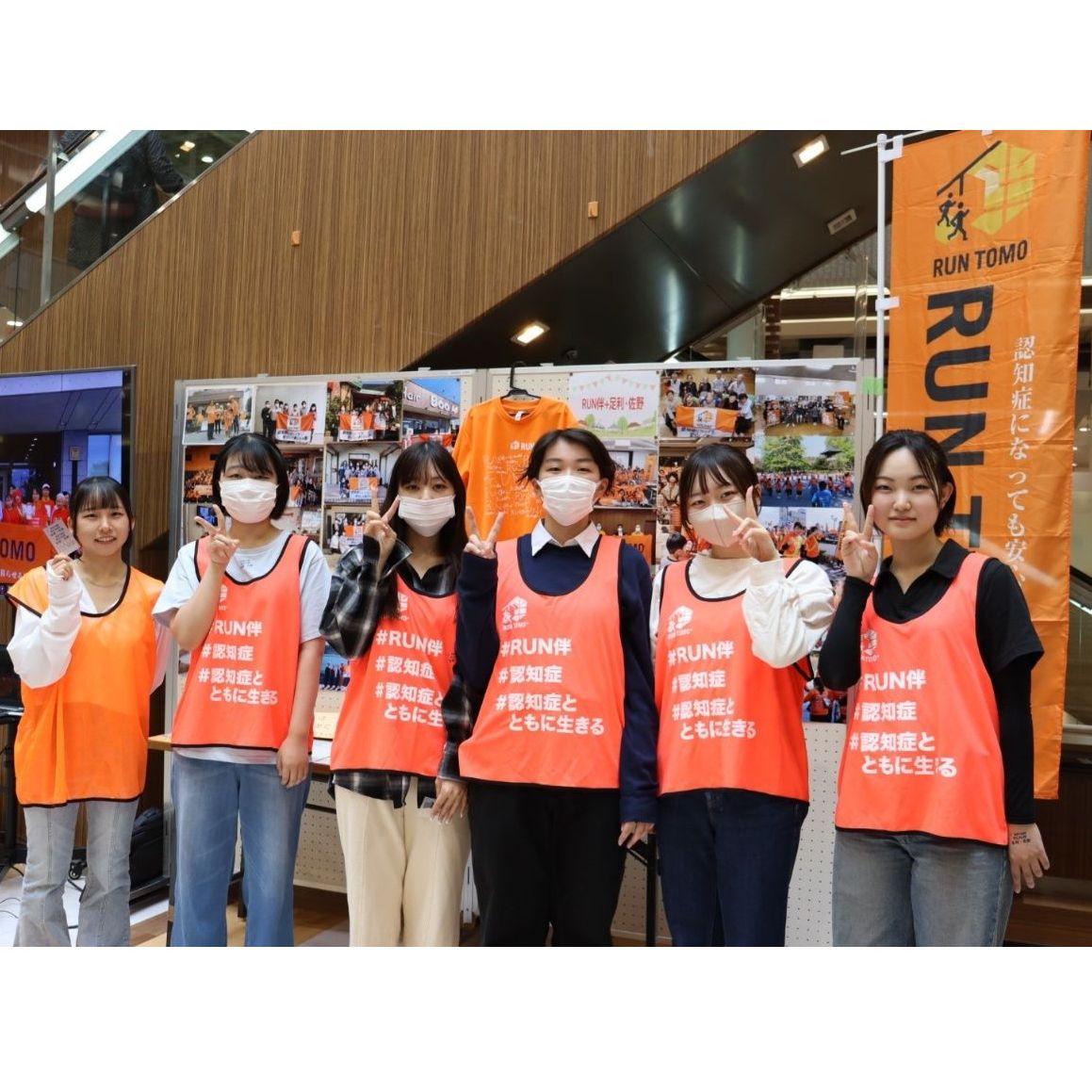 看護学部の学生6名が、地域イベントで血圧測定や電動車椅子体験などを行い、多世代との交流を深めました。