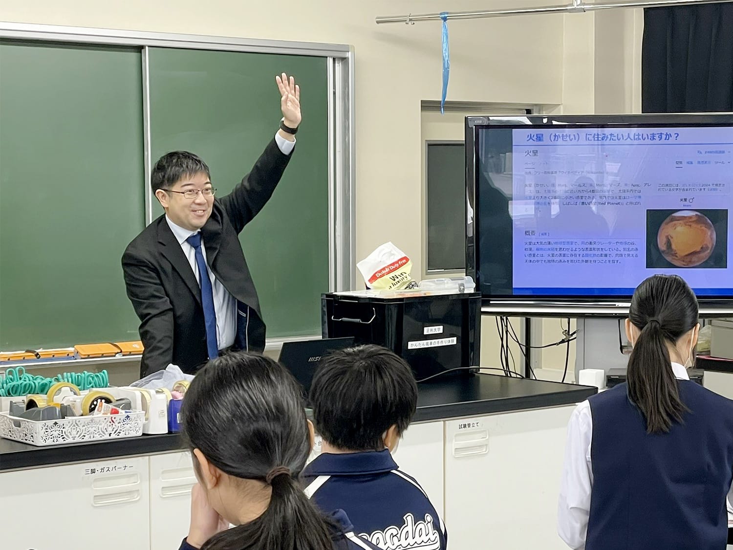 2025年10月25日(土)、機械分野の飯野光政准教授が、愛宕台中学校の1年生を対象に、「環境・エネルギー」に関する講話と実習を行いました。