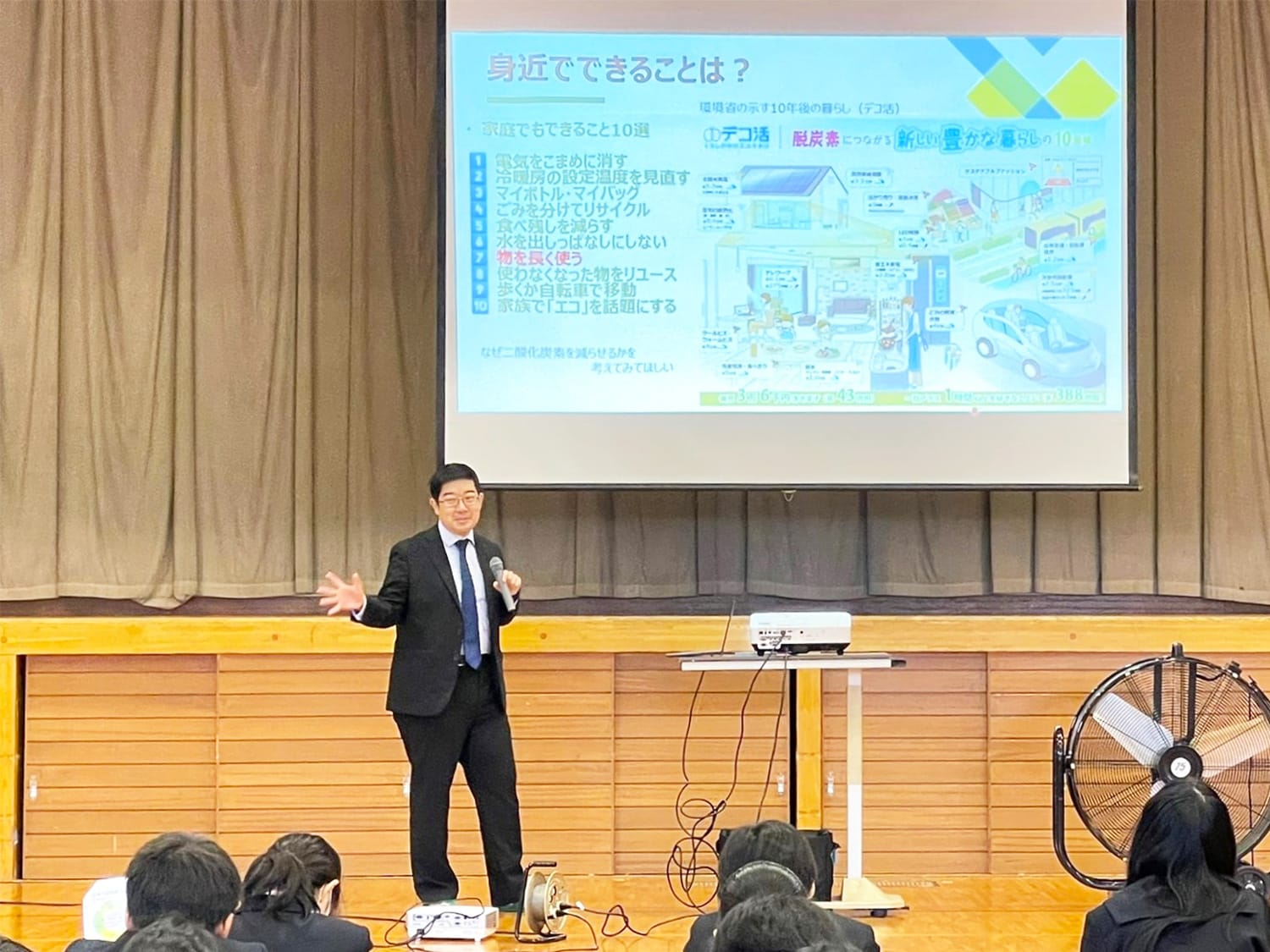 2025年11月6日(木)、機械分野の飯野光政准教授が、佐野高校附属中学校の1年生を対象に、「環境について考えを深める」というテーマの講話と実習を行いました。