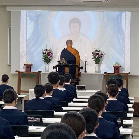 成道会法要・キャンドルライティングを実施しました（看護学部2年生）