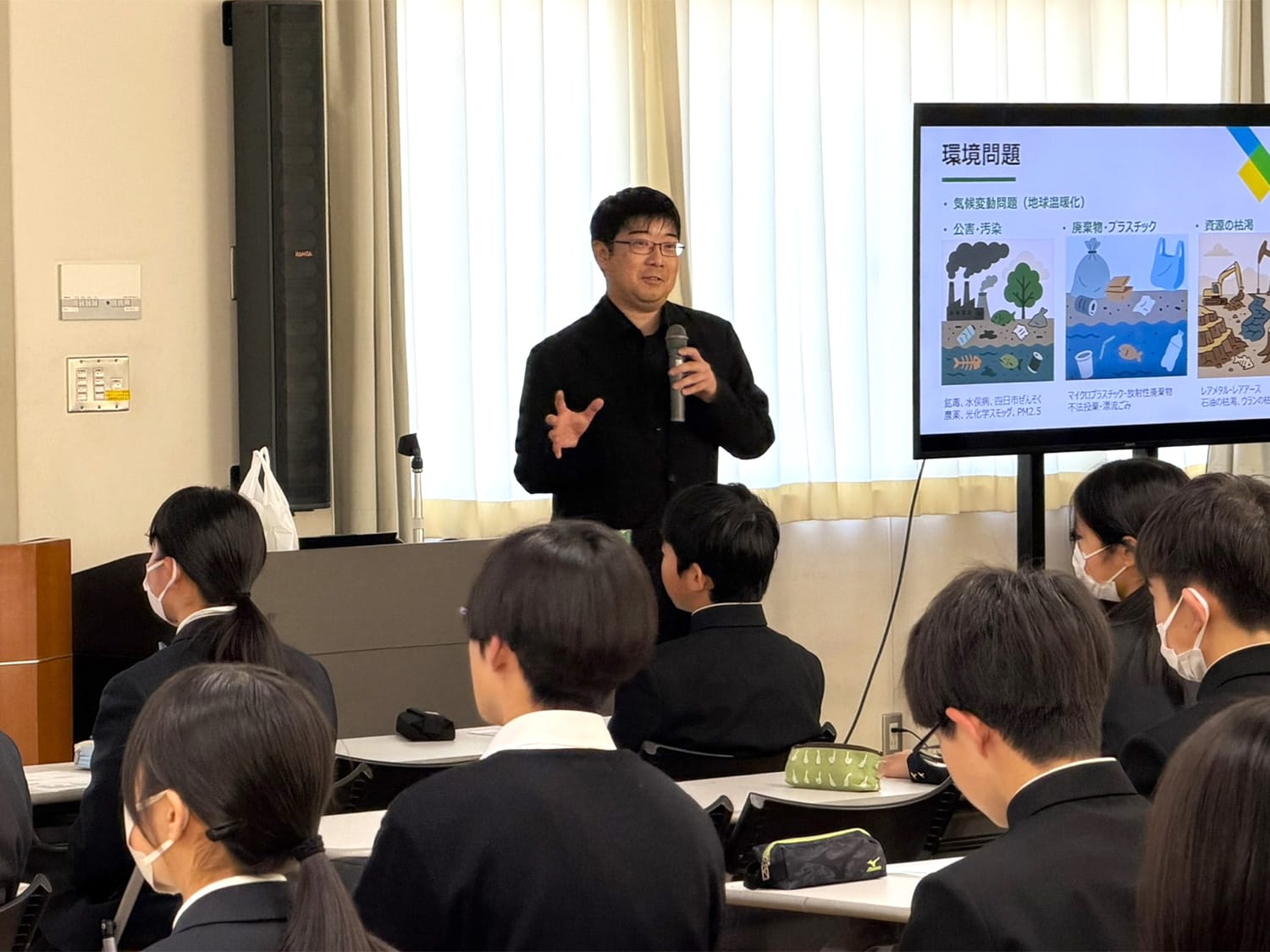 2026年3月4日(水)、機械分野自然エネルギーコースの飯野光政准教授によって、宇都宮東高校附属中学校の1年生(105名)を対象とした講話が行われました。