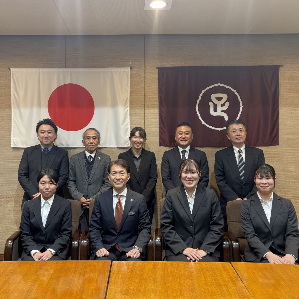 本学学生が足利市長を表敬訪問し、地域連携事業の成果を伝えました